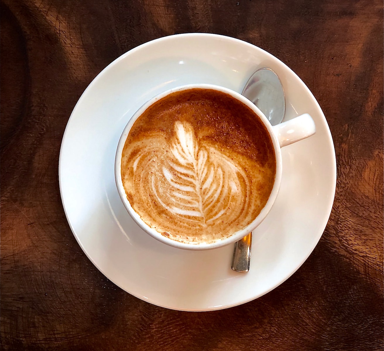 Photo par Anubhav Arora white ceramic teacup with latte